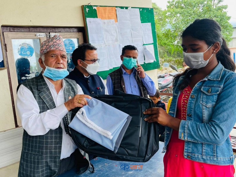 जोखिममा परेका बालबालिकालाई शैक्षिक सामग्री सहयोग